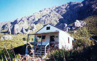 Pinnacles hut.jpg (47246 bytes)