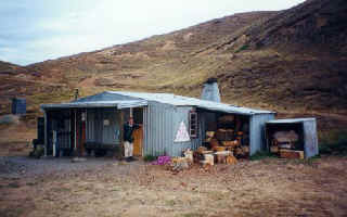 Sommers hut.jpg (35328 bytes)